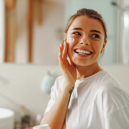 Αντηλιακό και νεότητα πάνε μαζί - Ο έξυπνος τρόπος να προλάβεις τη γήρανση