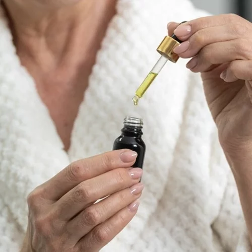 Τα αντιγηραντικά έλαια προσώπου που πρέπει σίγουρα να δοκιμάσεις μετά τα 60