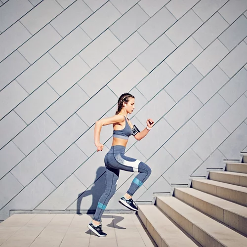 Η άσκηση που έρχεται από το παρελθόν και μπορεί να σας βοηθήσει να κάψετε έως και 700 θερμίδες ανά συνεδρία