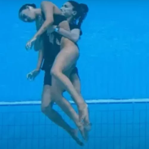 Προπονήτρια σώζει κολυμβήτρια όταν εκείνη λιποθυμά κατά τη διάρκεια αγώνων μες στην πισίνα