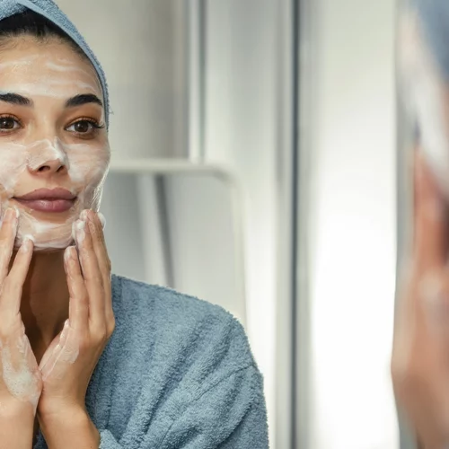 Καθαρισμός προσώπου: Τα 3 βασικά λάθη που μπορεί να προκαλέσουν ερεθισμούς στο πρόσωπο