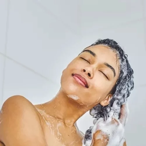 5 συνήθειες στο λούσιμο που καταστρέφουν τα μαλλιά σου σε βάθος χρόνου