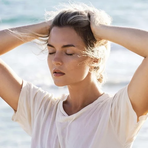 Καλοκαίρι και skincare: Ποιες υφές να προτιμάς στα προϊόντα για βαθιά ενυδάτωση στις υψηλές θερμοκρασίες