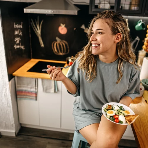 Γιατί το "ελεύθερο" γεύμα σού κάνει κακό και πώς να τρως χωρίς ενοχές