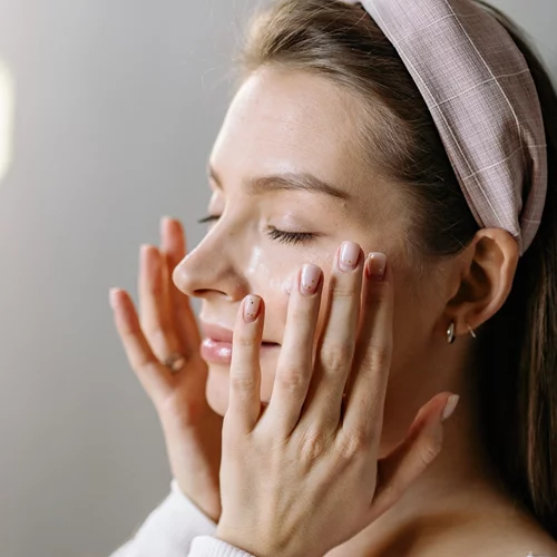 Οι καλύτερες λευκαντικές κρέμες προσώπου που θα βρεις στο φαρμακείο της γειτονιάς σου