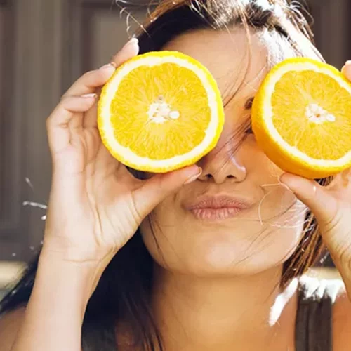 Kρέμες με Βιταμίνη C: Ποια ώρα της ημέρας είναι καλύτερο να τις εφαρμόζεις;