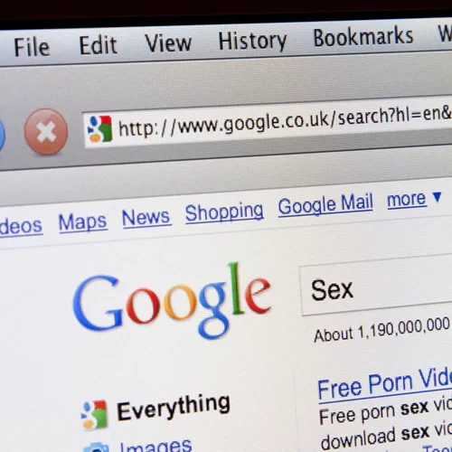 Η Google μόλις αποκάλυψε τις πιο δημοφιλείς ερωτήσεις για το σεξ