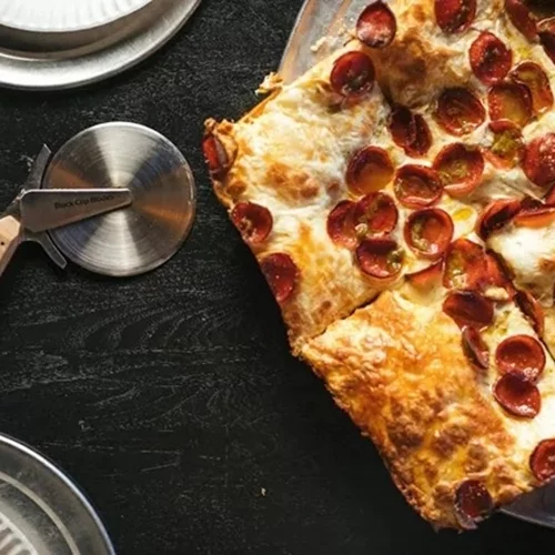 Πανεύκολη πίτσα της τεμπέλας: Το σπιτικό ζυμάρι που δεν ήξερες ότι μπορείς να φτιάξεις τόσο γρήγορα