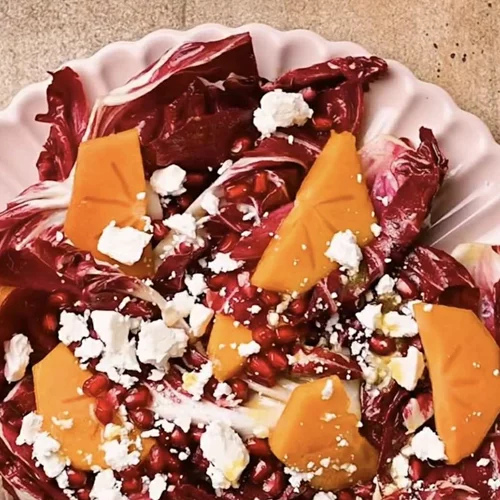 Η πιο γιορτινή σαλάτα για το χριστουγεννιάτικο τραπέζι σου με ραντίτσιο και λωτό