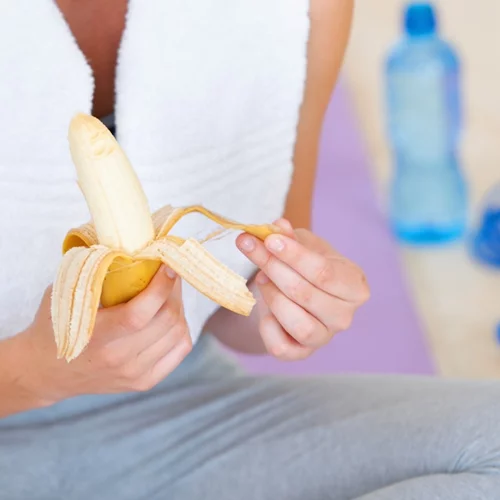 5 κοινές τροφές που βοηθούν να χτίσεις μύες φυσικά (χωρίς σκόνες)