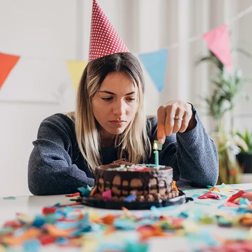 Γιατί η μέρα των γενεθλίων σου σε κάνει να νιώθεις θλίψη; Δες 5 πιθανούς λόγους