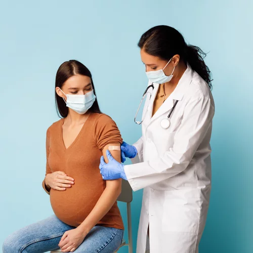 CDC: Τα εμβόλια κατά του κορονοϊού είναι ασφαλή για τις εγκύους και δεν αυξάνουν τον κίνδυνο αποβολής