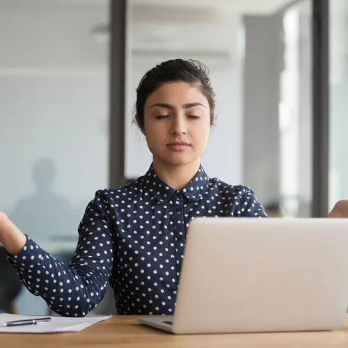Κουρασμένα μάτια από τον υπολογιστή; Δοκίμασε τις παρακάτω πρακτικές yoga