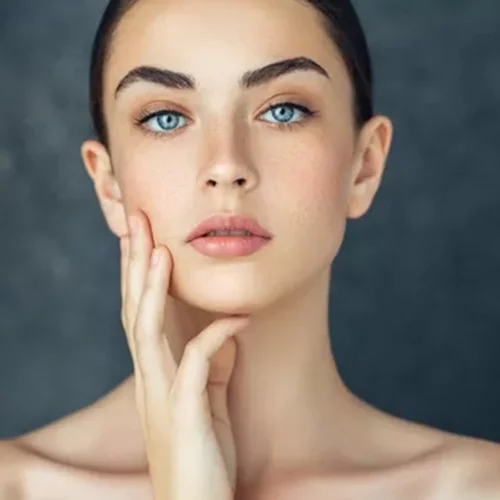 Ακμή ενηλίκων ή μικρά σπυράκια στο πρόσωπο: Τα SOS βήματα περιποίησης που πρέπει να ακολουθείς καθημερινά