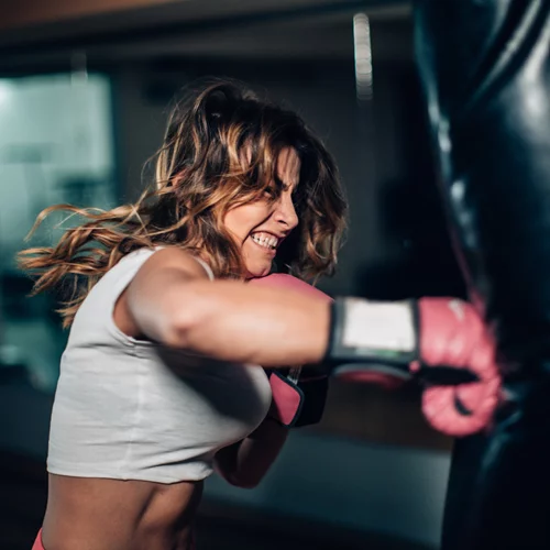 Νιώθεις ότι έχεις συσσωρευμένο θυμό; Αυτά τα workouts θα σε βοηθήσουν να τον μειώσεις