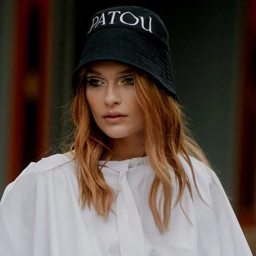 5 ενυδατικά κραγιόν για σαρκώδη χείλη και πλούσιο χρώμα, που λατρεύουν και οι Γαλλίδες