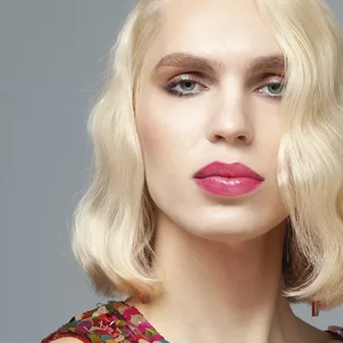 #HairHasNoGender: Η Καίτη Γραμμά μοιράζεται τη δική της ιστορία πίσω από τα λαμπερά, ξανθά μαλλιά της