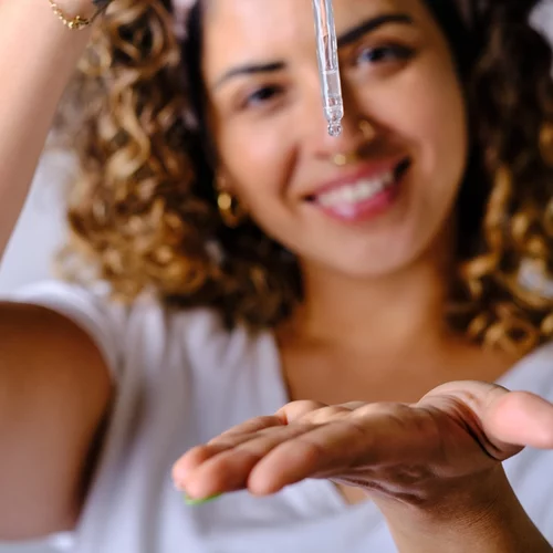 Χειμερινή φροντίδα: Οι καλύτεροι οροί με ceramides για απόλυτα λαμπερή επιδερμίδα