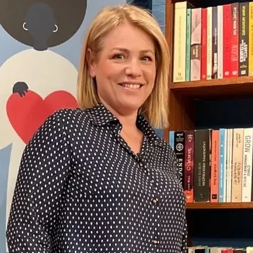 "Σαν έφηβη": Η Μαριάννα Τουμασάτου υιοθέτησε το απρόσμενο hair look που την κάνει να δείχνει (πολλά) χρόνια νεότερη