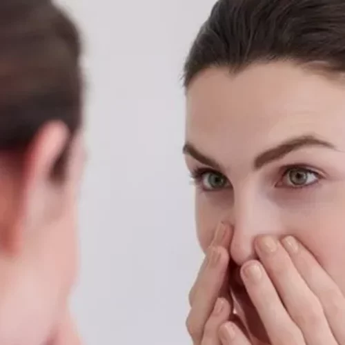 Η μικρή (και θαυματουργή) κίνηση που θα σε απαλλάξει από το ενοχλητικό πρήξιμο στα μάτια