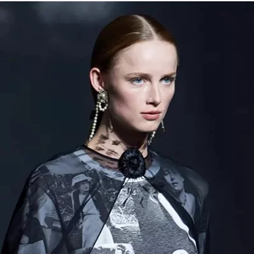 Το κομψό αξεσουάρ μαλλιών που θα κάνει κάθε εμφάνισή σας να δείχνει "ακριβή"