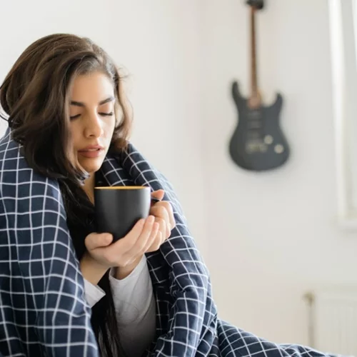 Είμαστε με κρυολόγημα στο κρεβάτι; Να τι ΔΕΝ πρέπει να κάνουμε