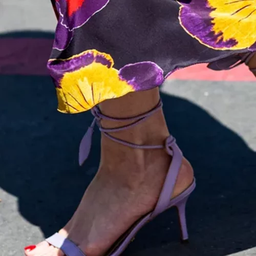 Βρήκαμε το hack που θα κρατήσει τα πέδιλα σταθερά στα πόδια σου όλο το βράδυ