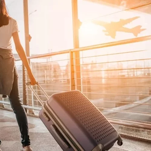 Ταξίδι με αεροπλάνο: Ποια αντικείμενα και υλικά απαγορεύεται να μεταφέρεις στην καμπίνα;