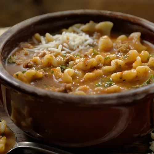 Τα συνδυάζει όλα: Η viral σούπα του TikTok που θυμίζει μακαρόνια με κιμά