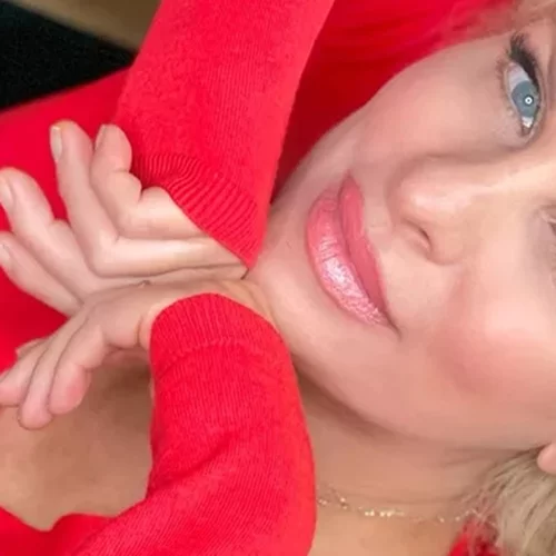 Ελένη Μενεγάκη: Τα 3 άκρως θηλυκά αρώματα που δεν λείπουν ποτέ από το καμαρίνι της