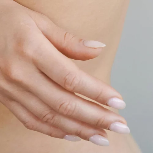 To minimal manicure που κάνουν τώρα όλες οι Παριζιάνες