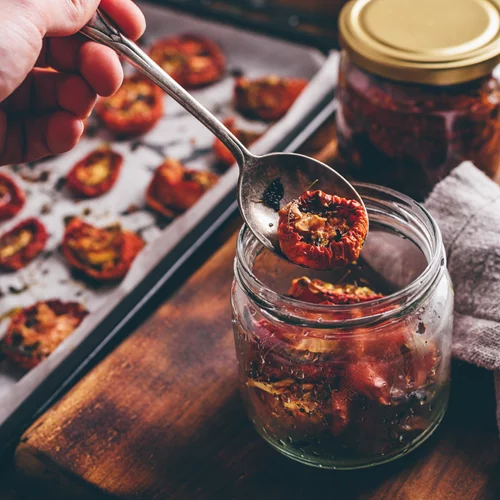 Πώς θα φτιάξεις λιαστές ντομάτες μόνη σου στο φούρνο