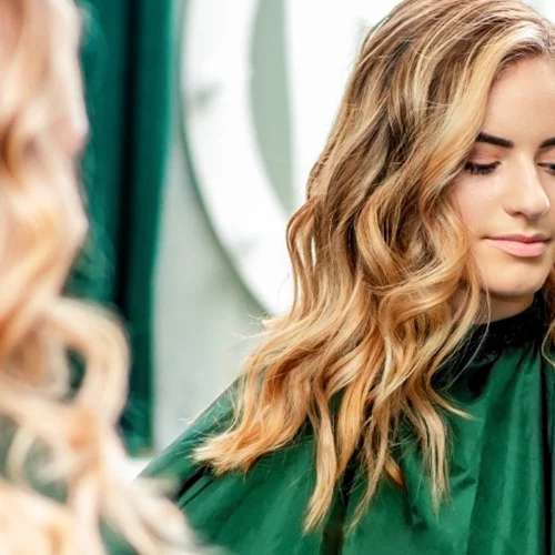 Κομμωτήριο πριν το Πάσχα: 4 οικονομικοί τρόποι να ανανεωθείς χωρίς δραστικές αλλαγές