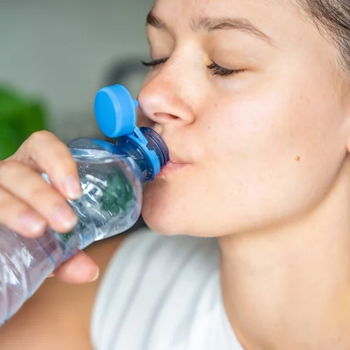 Προσοχή: Το τρόφιμο που έχει 45 φορές περισσότερα μικροπλαστικά από τα πλαστικά μπουκαλάκια