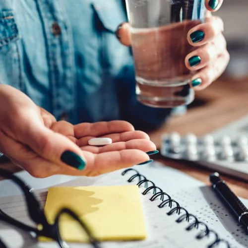 Yδατοδιαλυτές και λιποδιαλυτές βιταμίνες: Ποιες είναι και πότε να τις παίρνουμε