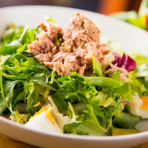 Το λάθος που κάνεις στη σαλάτα με τόνο σύμφωνα με τη διατροφολόγο