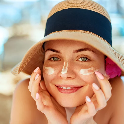 Οι ερωτήσεις που θέλεις να κάνεις στον δερματολόγο σχετικά με την καλοκαιρινή ρουτίνα σου (και οι απαντήσεις τους)