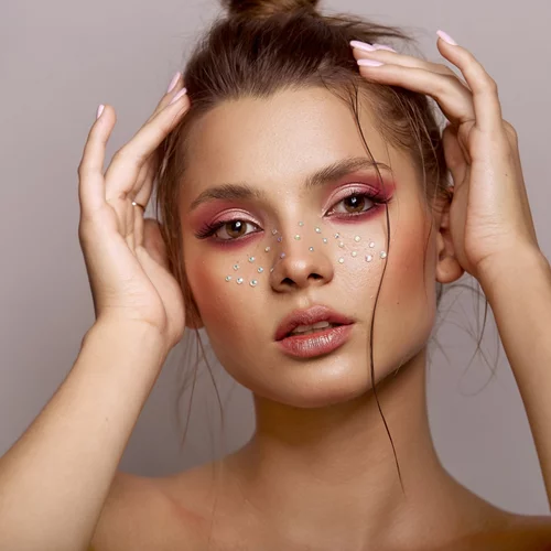 Αυτή η απόχρωση στις σκιές ματιών κάνει δυναμικό comeback τη φετινή άνοιξη