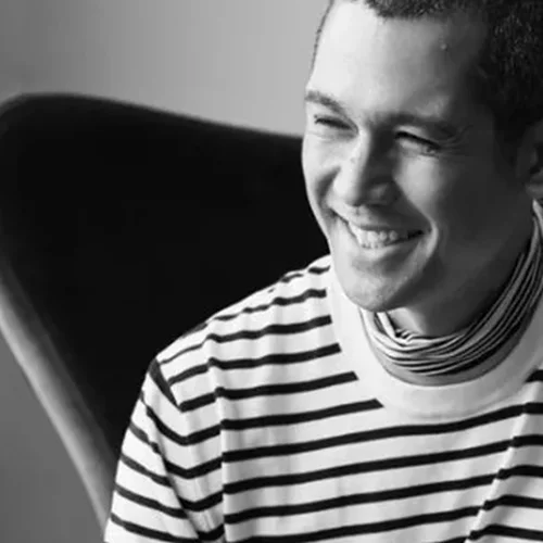 Σωτήρης Κοντιζάς: Ανέμελος και χαμογελαστός κάνει αλεξίπτωτο πλαγιάς