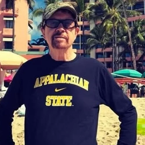 Πέθανε ο εμβληματικός συγγραφέας Τομ Ρόμπινς - Δημιουργός των "Ακόμα και οι Καουμπόισσες Μελαγχολούν" και "Τρυποκάρυδος"