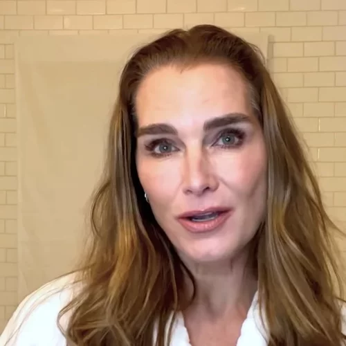 Η ρουτίνα των 5 βημάτων πίσω από τη νεανική επιδερμίδα της Brooke Shields