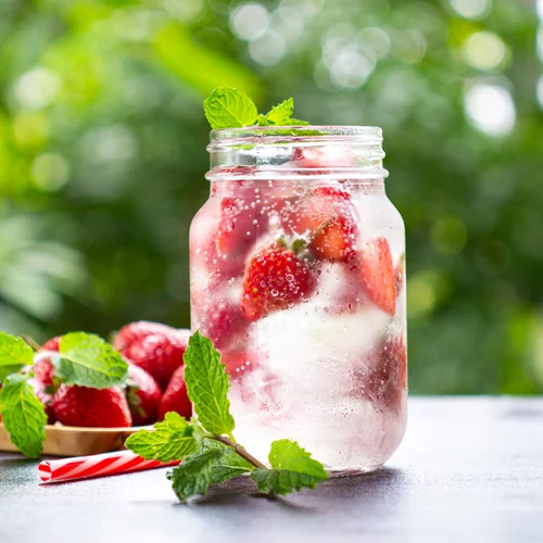 Νερό με φράουλα για αποτοξίνωση του σώματος: 5 διαφορετικοί συνδυασμοί