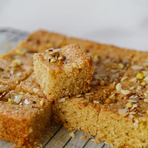 Νηστίσιμο σιροπιαστό ραβανί με καρύδα - Ζουμερό, με πλούσια υφή