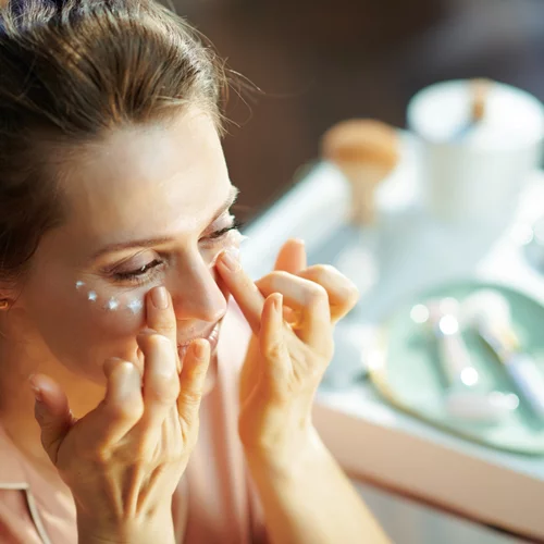 Μετά τα 50 | Τα 3 πιο συχνά λάθη με την κρέμα ματιών