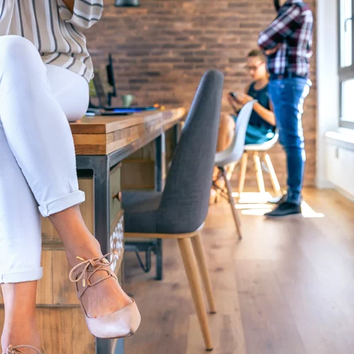 Σταυροπόδι: Η καθημερινή συνήθεια που μπορεί να καταστρέψει τη στάση του σώματός σου – Tι να κάνεις