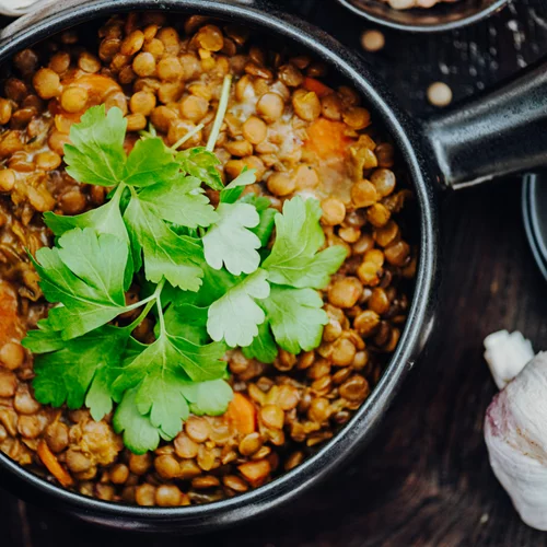 Λατρεύεις τον κόλιανδρο στο φαγητό; Μάθε τα οφέλη που προσφέρει στην υγεία σου