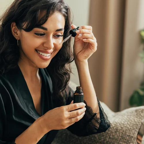 7 οροί που κάνουν την επιδερμίδα να δείχνει πιο λαμπερή