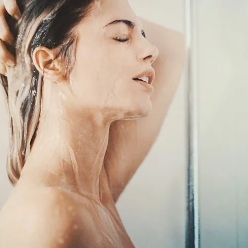 3 συνήθειες στο λούσιμο που μπορούν να οδηγήσουν σε τριχόπτωση