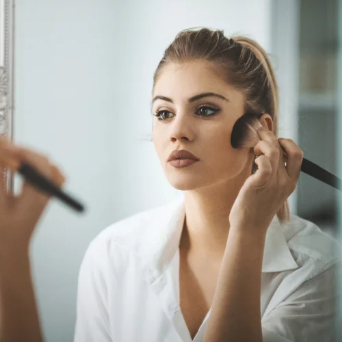 Δέκα τρικ μακιγιάζ που όντως λειτουργούν και σε κάνουν να δείχνεις νεότερη