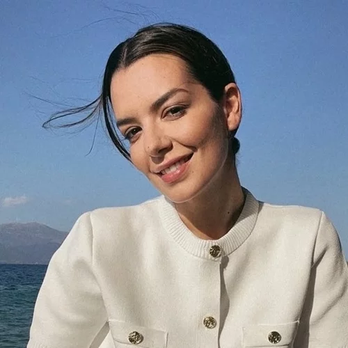 Η Νικολέττα Ράλλη τρώει την απόλυτη μακαρονάδα του καλοκαιριού